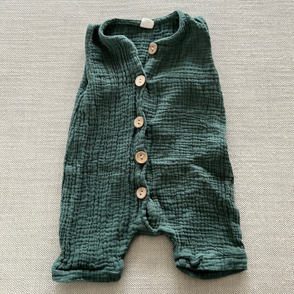 Unisex muslin romper in a deep green. Size 0-3 months. Unisex.